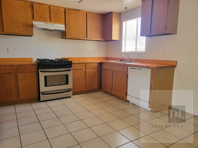 Kitchen - 5827 Bagley Ave