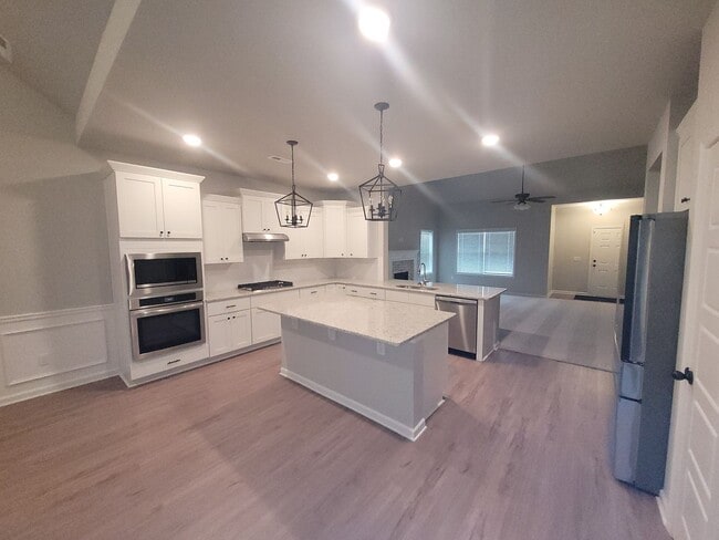 Building Photo - 4 bedroom 2.5 bath