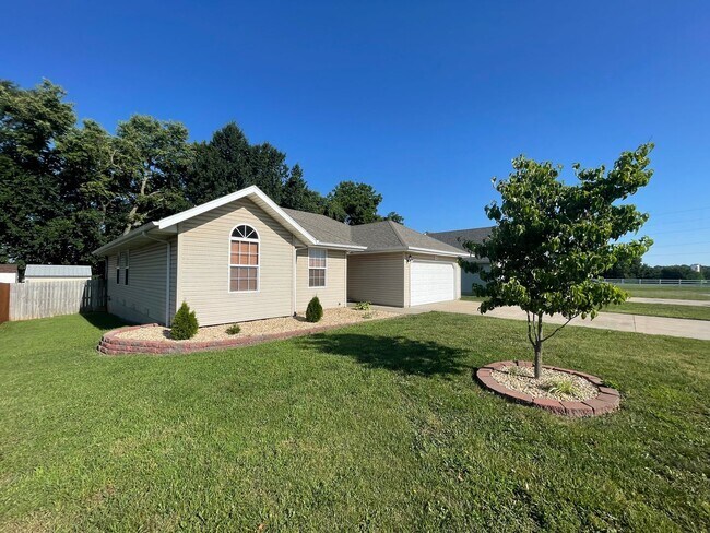 Foto del edificio - Charming Three Bedroom Two Bath Home in Republic School District!