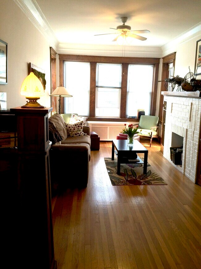 living room - 2602 W Winona St