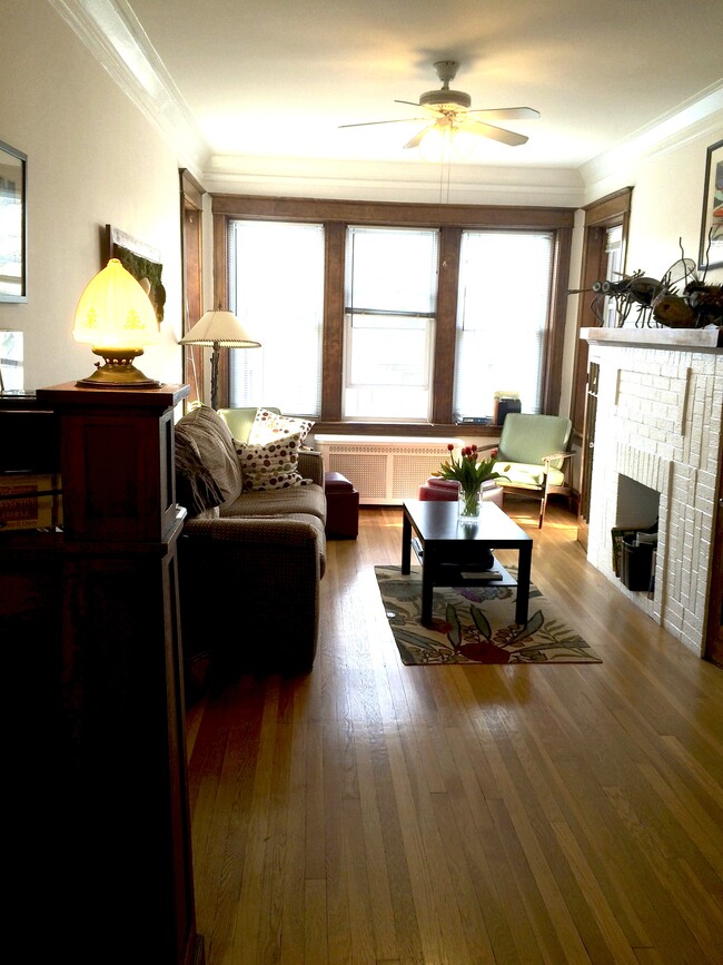 living room - 2602 W Winona St