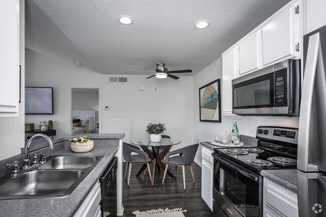 Bedford 1BR, 1BA - 616SF - Kitchen/Dining Room - South Pointe