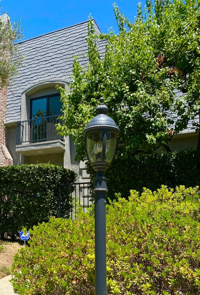 Building Photo - 336 S Orange Grove Blvd