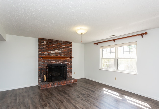 Building Photo - 743 Eaglebrooke Dr