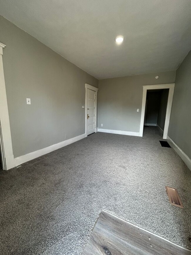 Building Photo - Spacious 1 Bedroom 1/2 Double with Basement & Extra Room