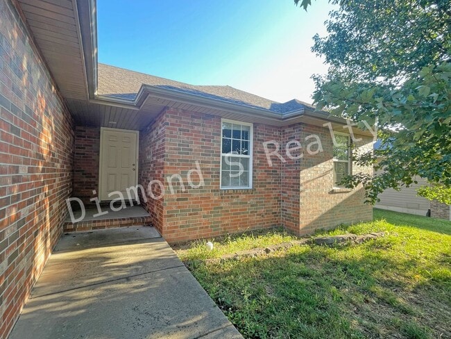 Building Photo - Updated 3 Bedroom Home in Reed/Hillcrest School Districts!