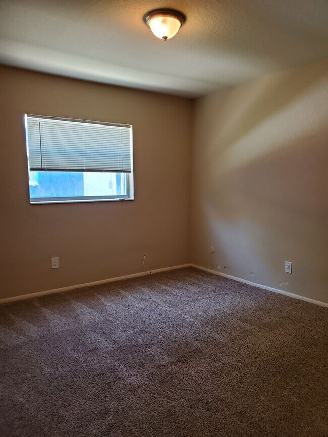 Building Photo - 3 bedroom duplex apartment on the river