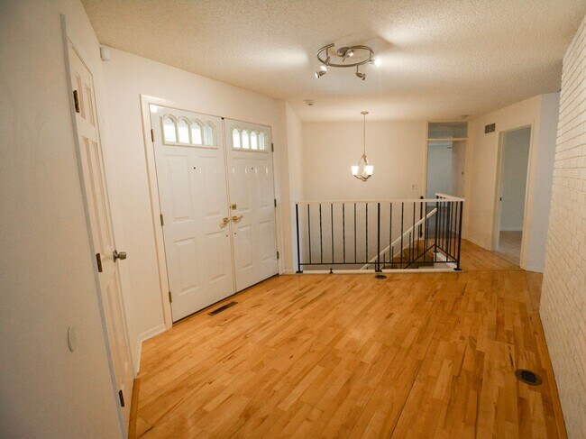 Building Photo - 6 Bed, 3.5 Bath Home for Rent – Retro Char...