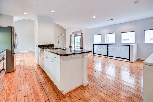 Building Photo - 822 Ruthven St