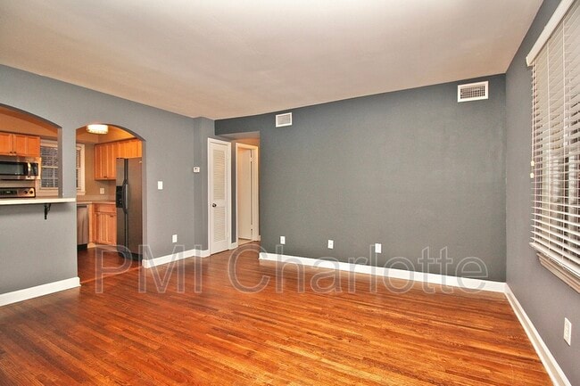 Foto del edificio - 4317 Walker Rd