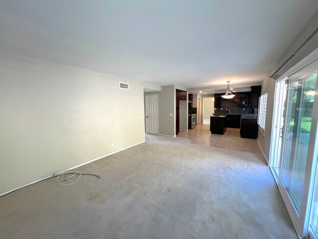 Foto del edificio - Large 4 bedroom home now available in Walnut