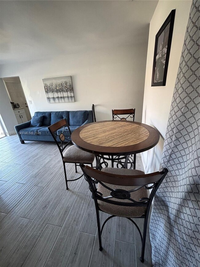 Foto del edificio - 4807 Ponce De Leon Blvd