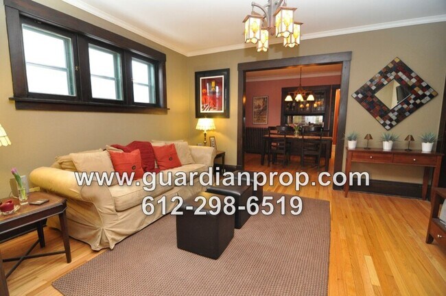 Building Photo - Merriam Park Condo Available September 1st, Main Floor Corner Unit, Hardwood Floors, Sunroom, Par...