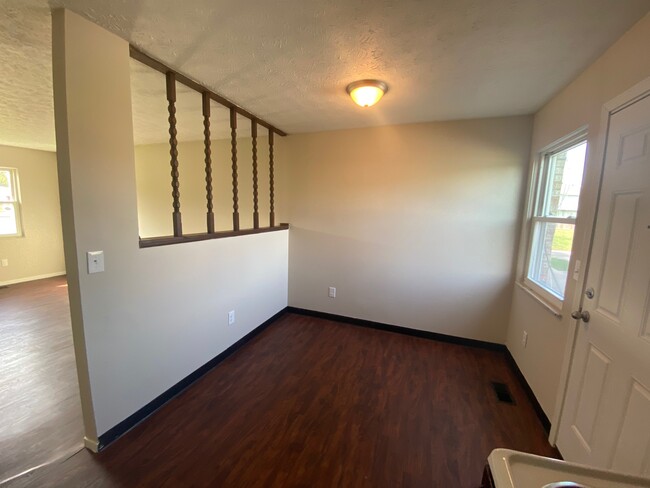 Foto del edificio - 6153 Laurelwood Ct