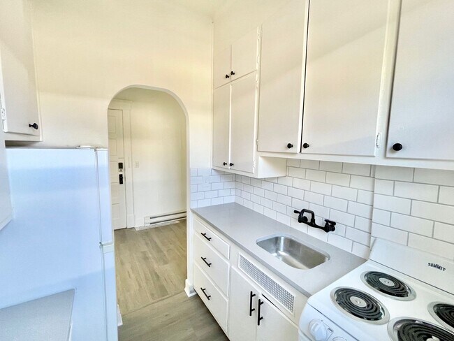 Foto del edificio - Beautiful Remodeled Studio on South Hill! ...