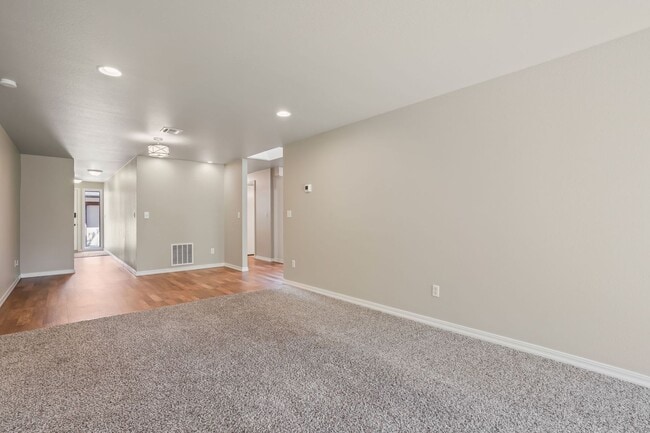 Building Photo - Prime SE Boise 3bd/2ba Townhome with 2-Car Garage