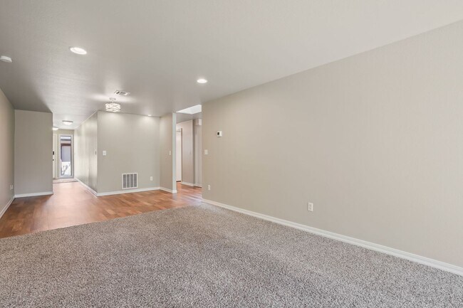 Foto del edificio - Prime SE Boise 3bd/2ba Townhome with 2-Car Garage
