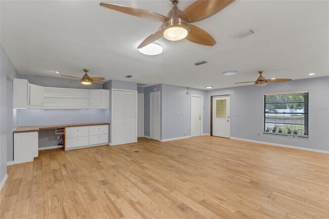 Building Photo - 115 W Henschen Ave
