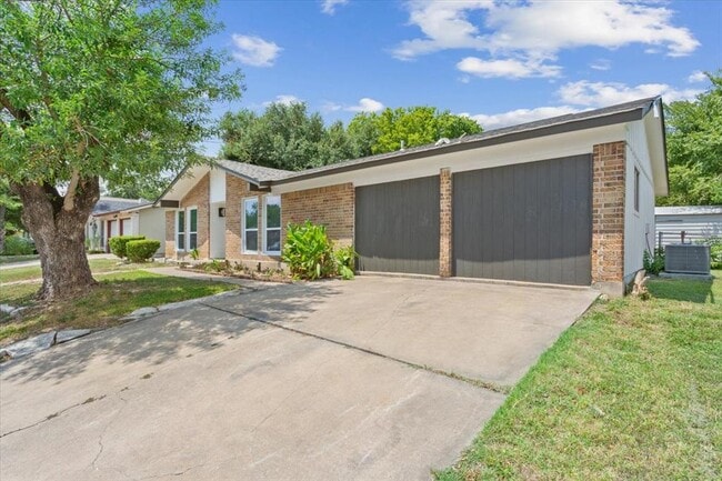 Building Photo - 10100 Woodglen Dr