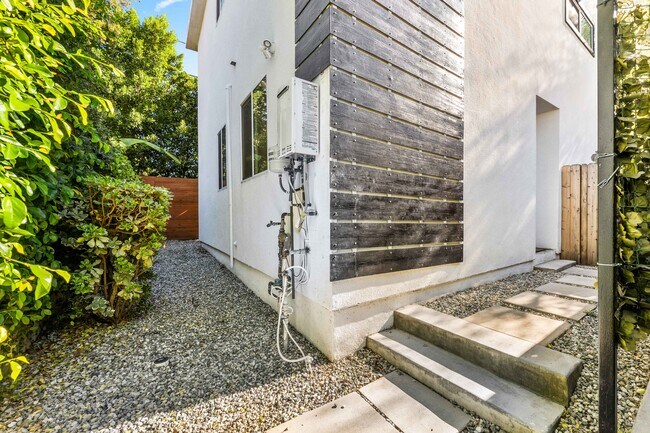 Foto del edificio - 5702 Vanalden Ave