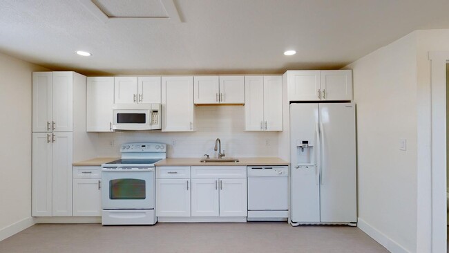 Building Photo - Bright & spacious Sherrelwood apartment wi...