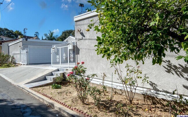 Building Photo - 2069 Lilac Ln