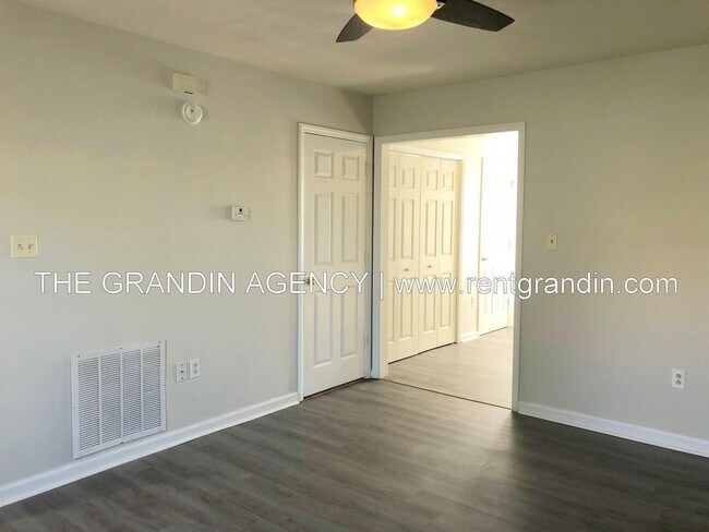 Foto del edificio - 2827 Clarendon Avenue Northwest - 2827