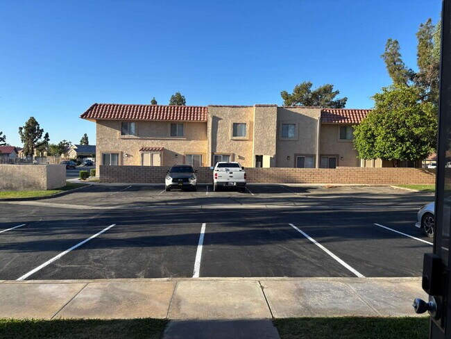 Foto del edificio - 2 Bedrooms Condo for Rent Available May 19...