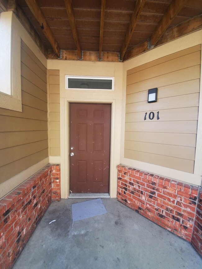 Building Photo - 2 bed 2 Bath Condo with Community Pool!