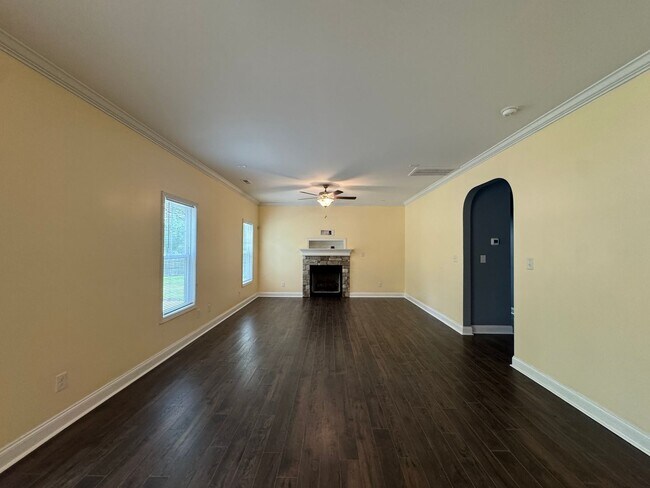 Foto del edificio - Beautiful 4 Bed 2.5 Bath Home with Fenced Backyard