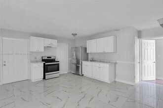 Building Photo - 632 SW 16th Ave