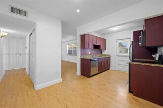 Building Photo - 415 NE 2nd St