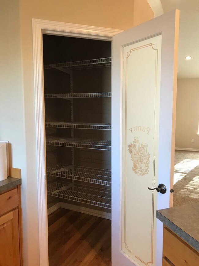 Foto del edificio - Single level home in Redmond with oversized garage and large yard!