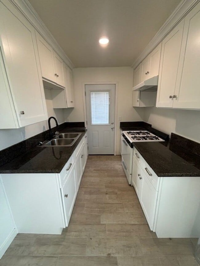 Building Photo - 1305-1305 1/2 Washington Ave