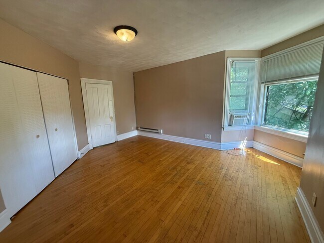 Foto del edificio - 719 Edmund Ave W