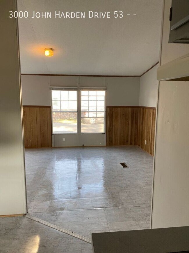 Foto del edificio - 3000 John Harden Dr