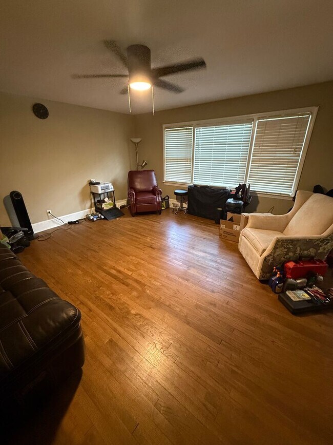 Building Photo - Charming 1 Bedroom, 1 Bath Apartment in No...