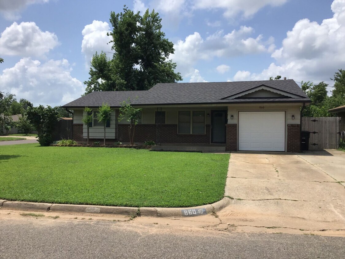 Primary Photo - 3 bedroom, 1 1/2 baths and a 1 car garage ...