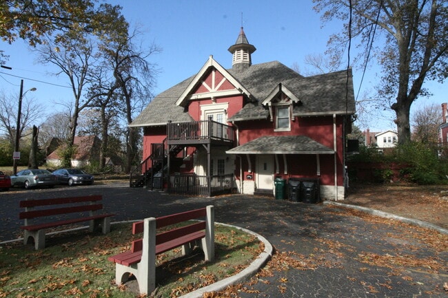 Building Photo - 824 Lincoln Ave
