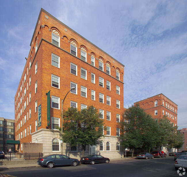 Vista del edificio desde la calle - Museum Park Apartments