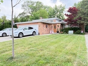 Building Photo - 245 Sunset Dr