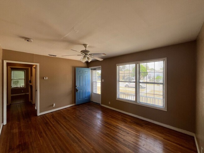 Building Photo - THREE BEDROOM ONE BATH HOME!