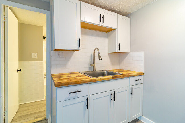 Kitchen - Valley Park Apartments