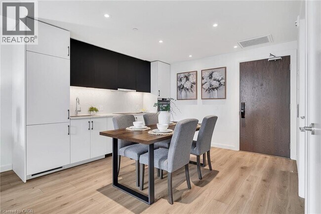 Photo du bâtiment - 741 King St W