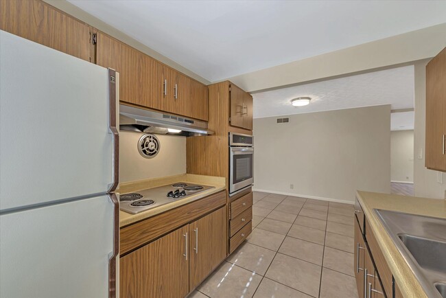 Building Photo - 2617 Barcells Ave