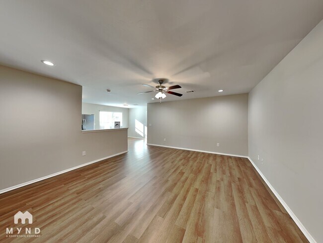 Foto del edificio - 2920 Russell Rd