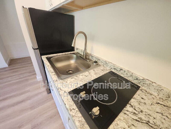 Foto del edificio - 35 NE Torval Canyon Rd