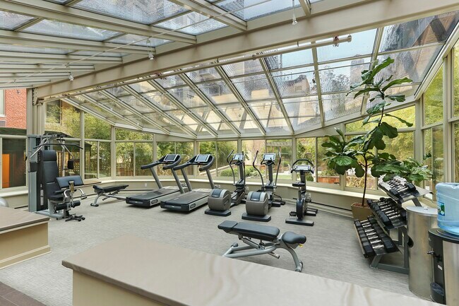 Foto del edificio - Sunny, South Facing Studio with W/D!