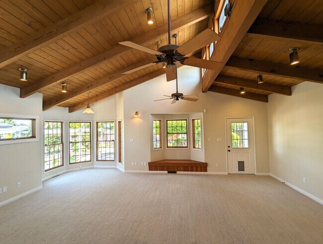 Building Photo - Beautifully Remodeled 4 bed / 3 bath in th...