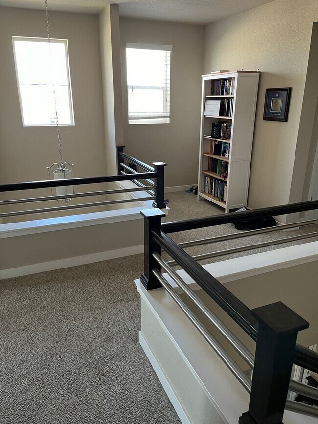 Foto del edificio - Spacious 3 Bed / 2.5 Bath Home with Dual Balconies